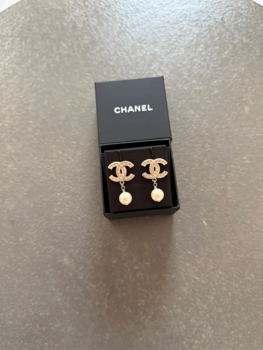 EARRING ANTING CC BIG LOGO CRYSTAL PEARL W/ PEARL DROP · GOLD