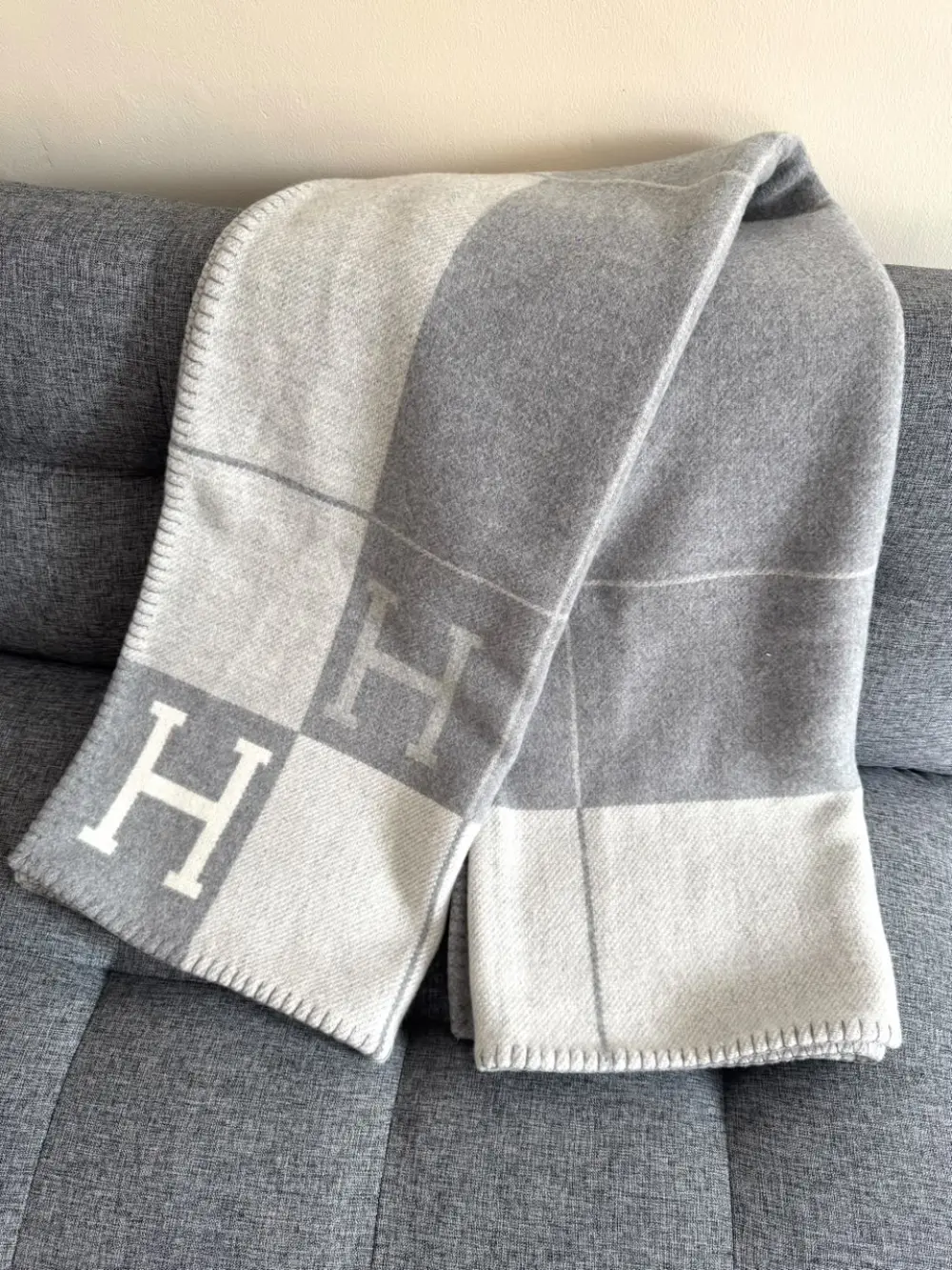 HERMES AVALON THROW III BLANKET ECRU / GRIS CLAIR
