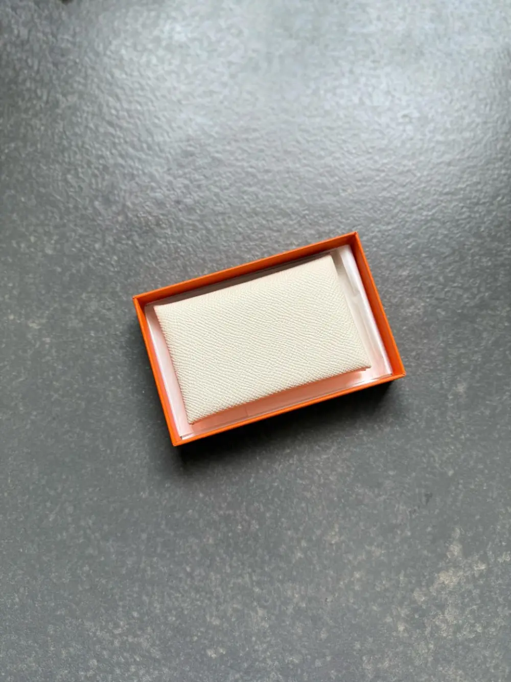 HERMES CALVI CARD HOLDER craie epsom