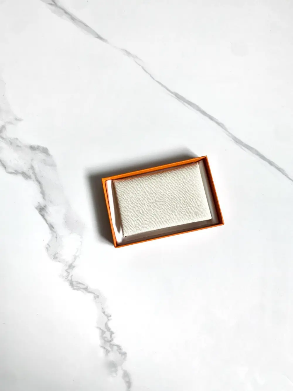 HERMES CALVI CARD HOLDER craie / rouge epsom