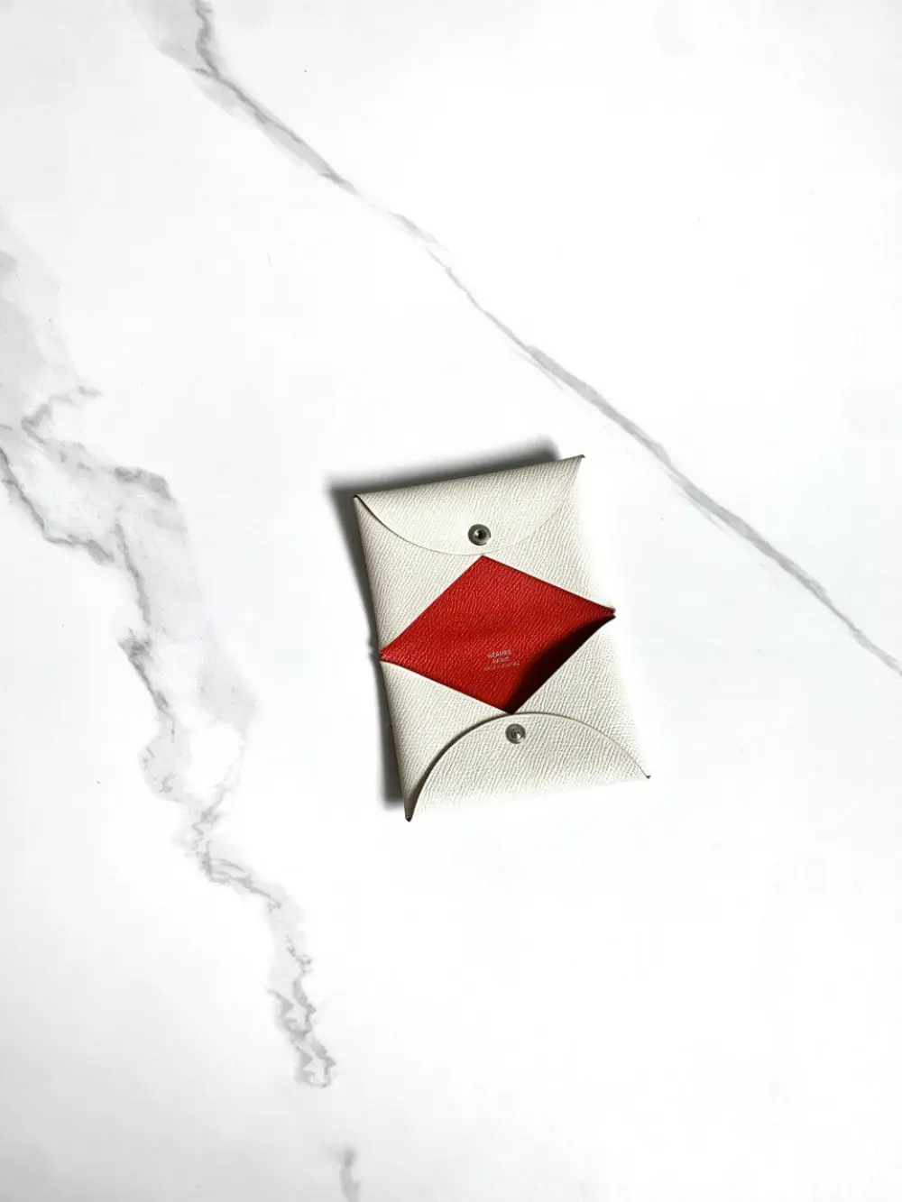 HERMES CALVI CARD HOLDER craie / rouge epsom