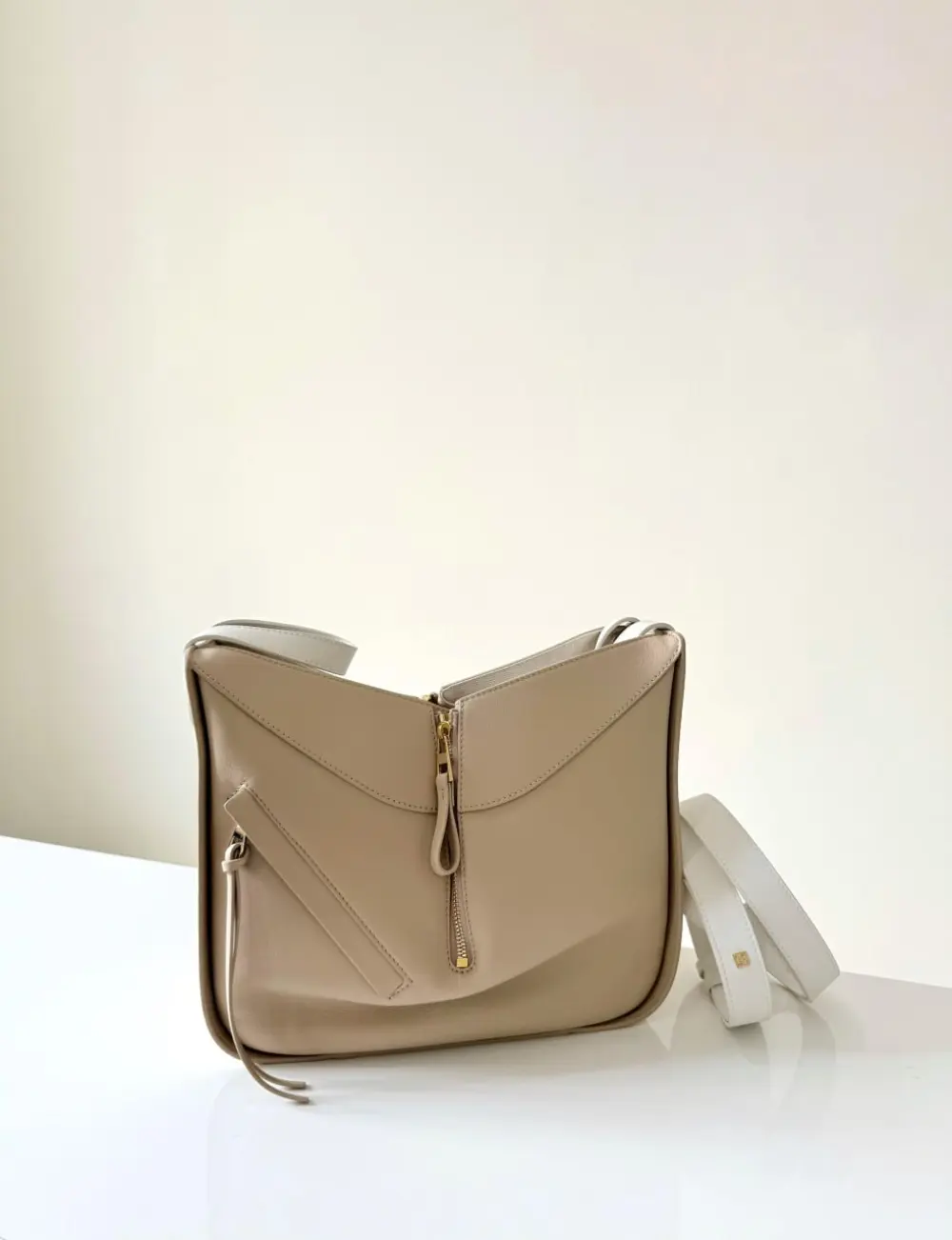 LOEWE SMALL HAMMOCK BAG CLASSIC CALFSKIN soft white / paper craft