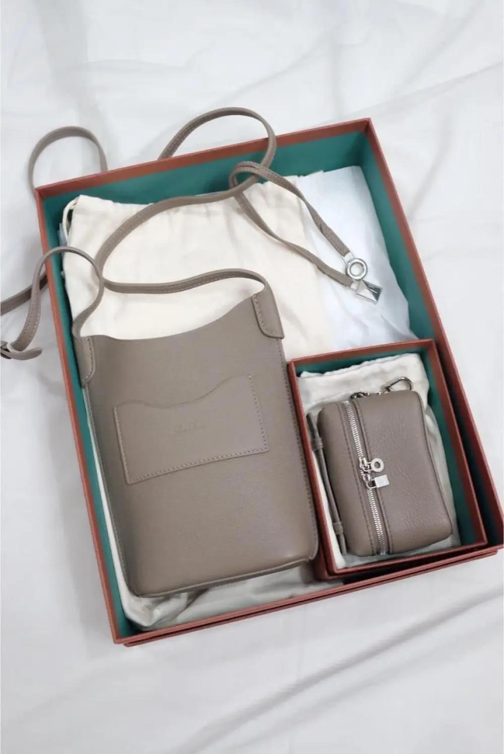 LORO PIANA BALE PHONE CASE W/ EXTRA POCKET CHARMS warm mastic (d05s)