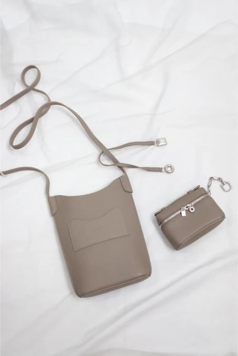 LORO PIANA BALE PHONE CASE W/ EXTRA POCKET CHARMS warm mastic (d05s)