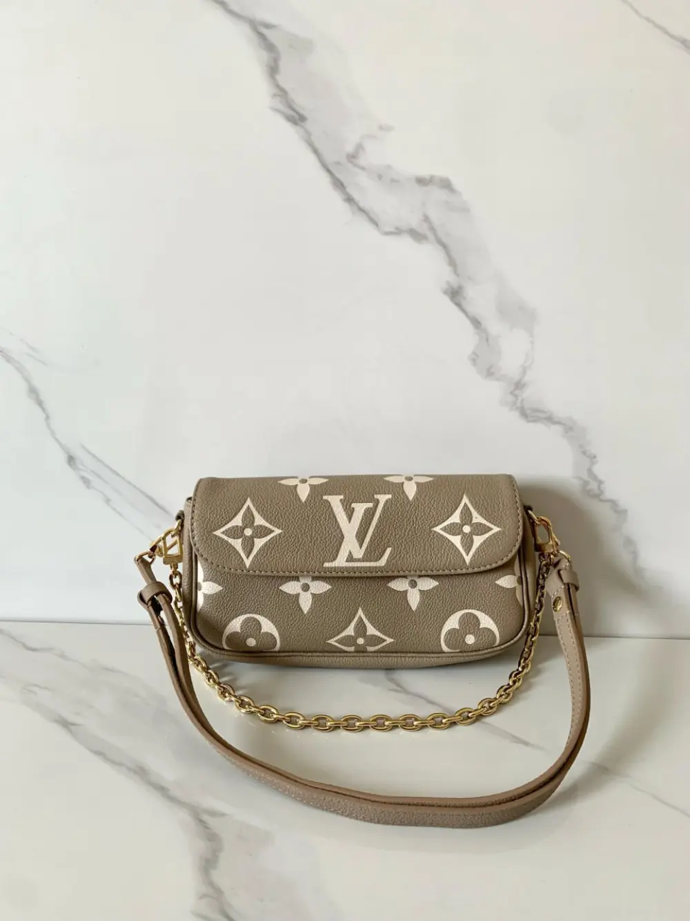 LOUIS VUITTON LV IVY WOC monogram empreinte tourterelle / creme