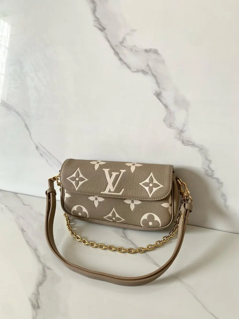 LOUIS VUITTON LV IVY WOC monogram empreinte tourterelle / creme