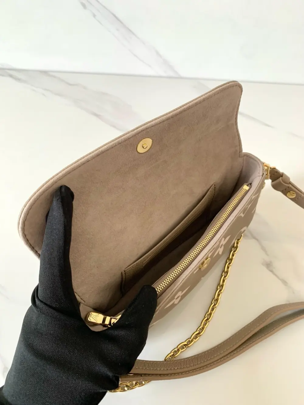 LOUIS VUITTON LV IVY WOC monogram empreinte tourterelle / creme