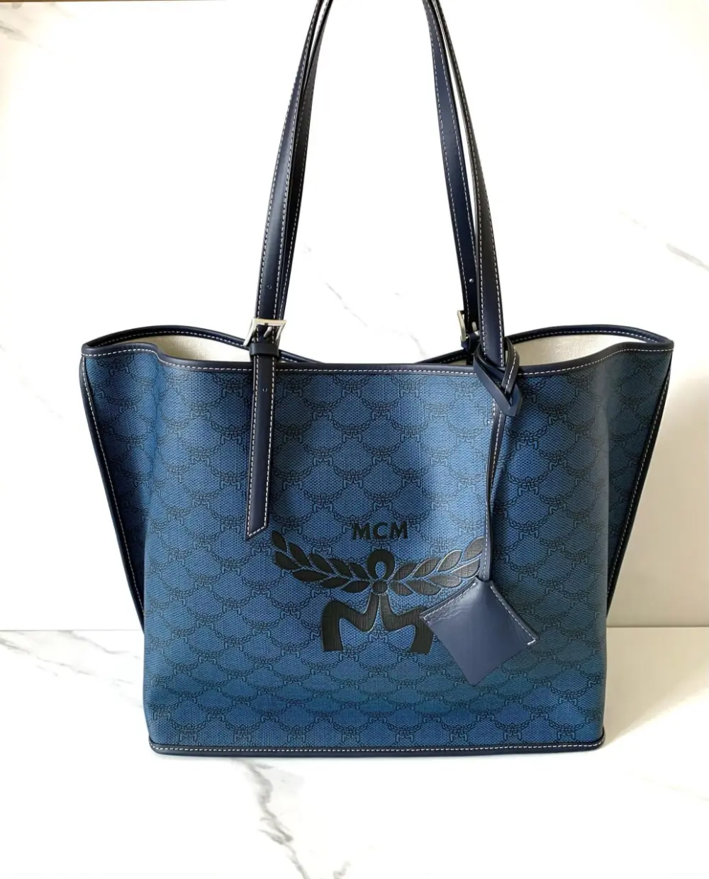 MCM MEDIUM HIMMEL LAURETOS LEATHER TOTE BAG navy blazer