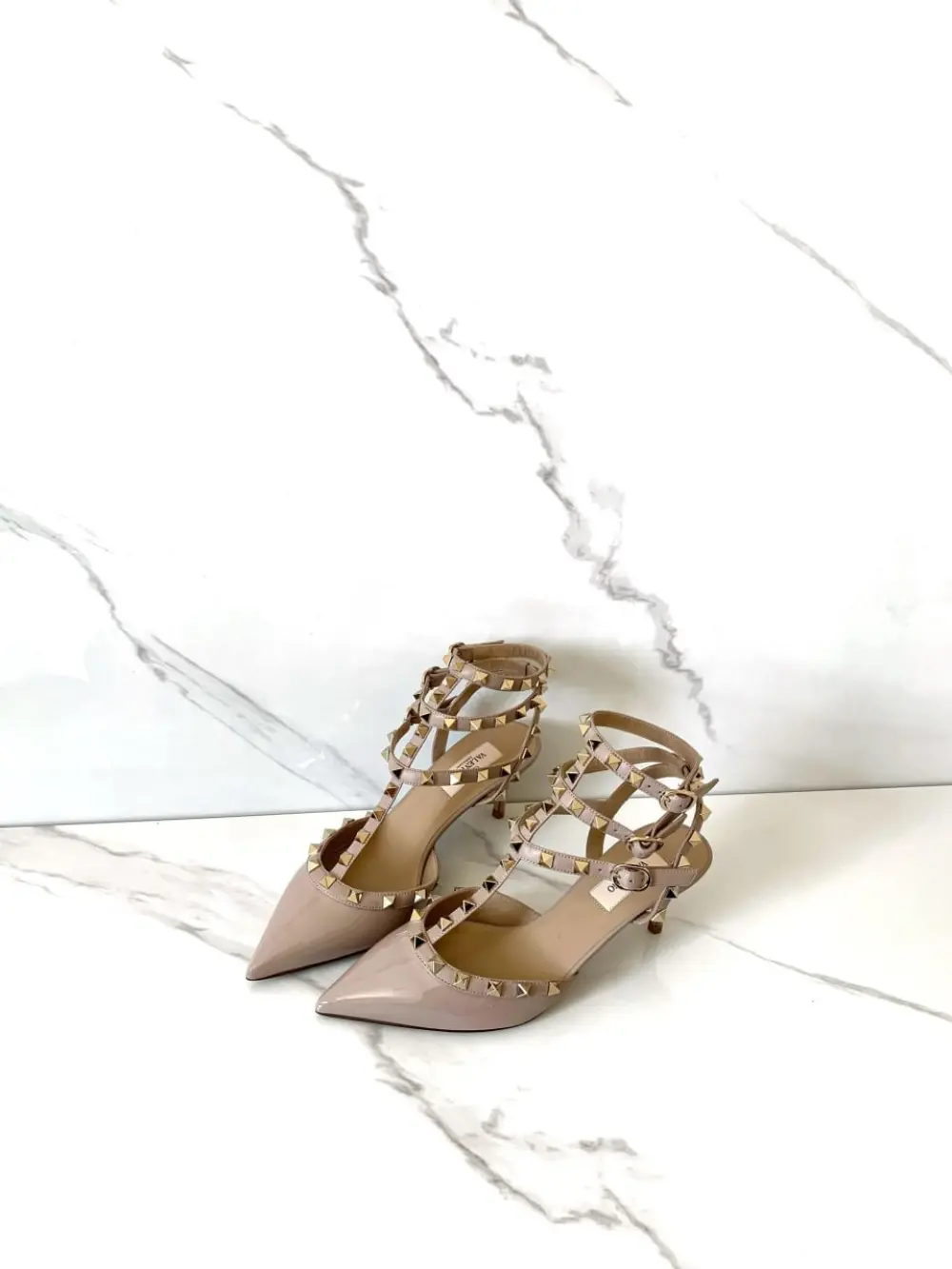 VALENTINO KITTEN HEELS 6CM ROCKSTUD nude poudre patent