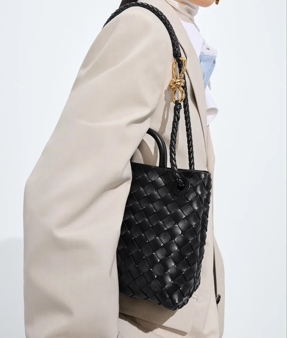 BOTTEGA VENETA BV SMALL ANDIAMO BAG BLACK GHW