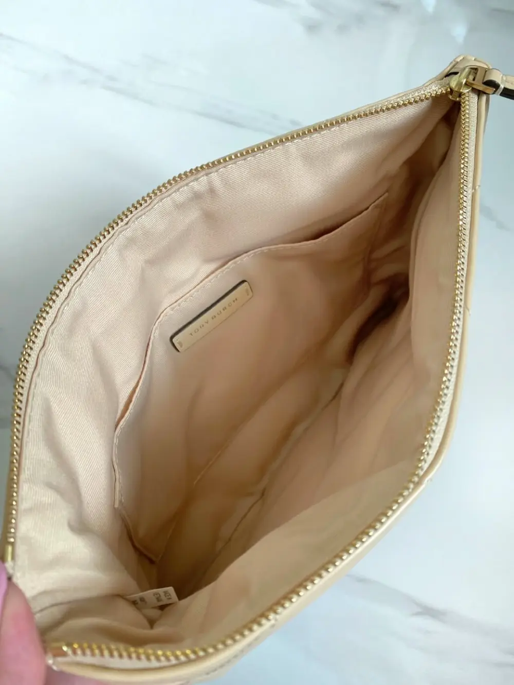 TORY BURCH KIRA PAVE LOGO DIAMOND QUILT POUCH VANILLA SOFT SERVE