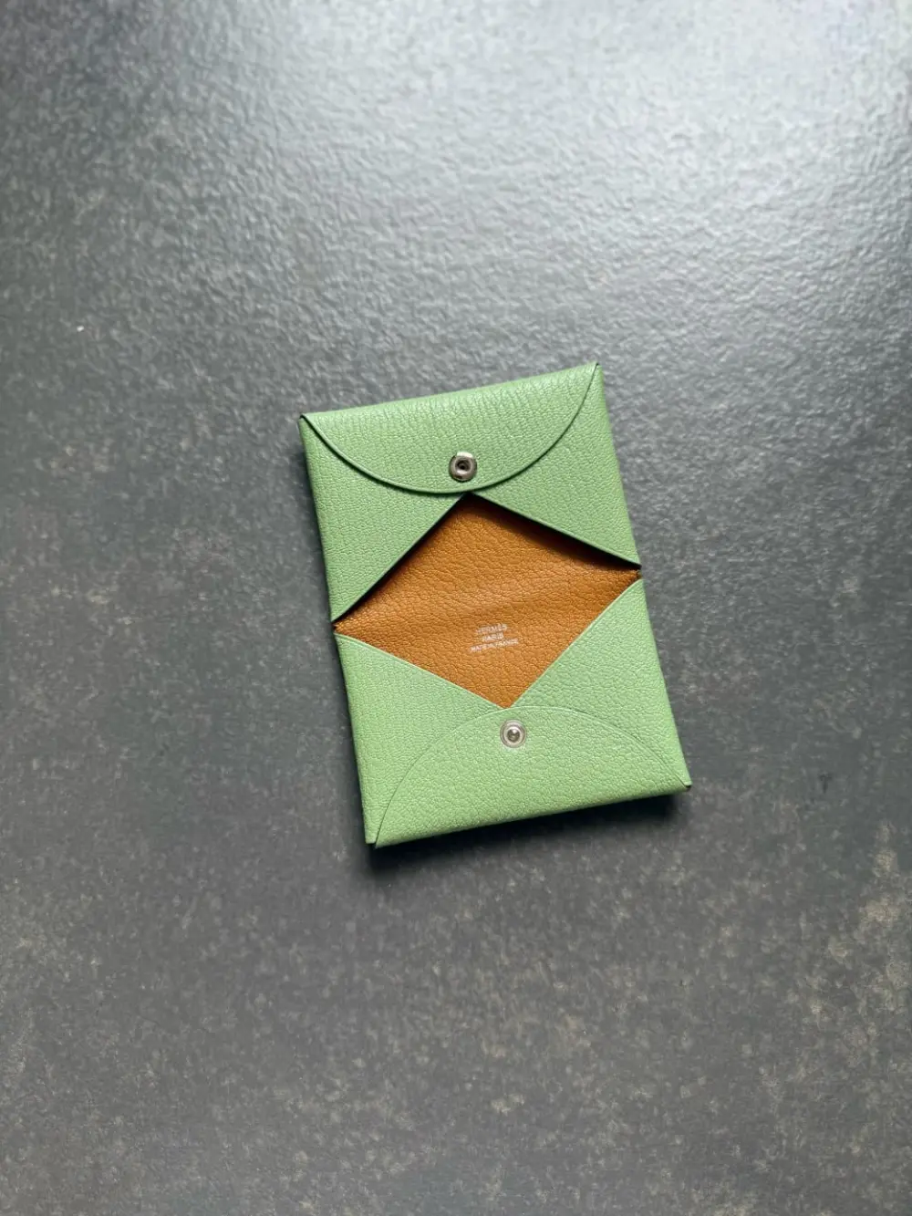 HERMES CALVI CARD HOLDER VERT CRIQUET / CARAMEL CHEVRE MYSORE