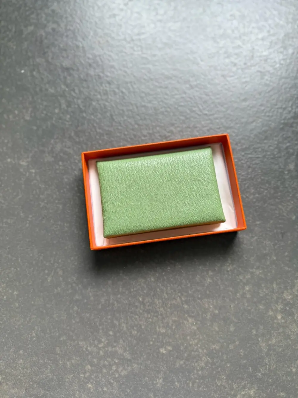 HERMES CALVI CARD HOLDER VERT CRIQUET / CARAMEL CHEVRE MYSORE